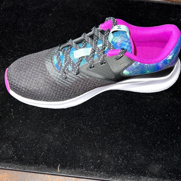 Under Armour woman’s shoes - Picture 3 of 5